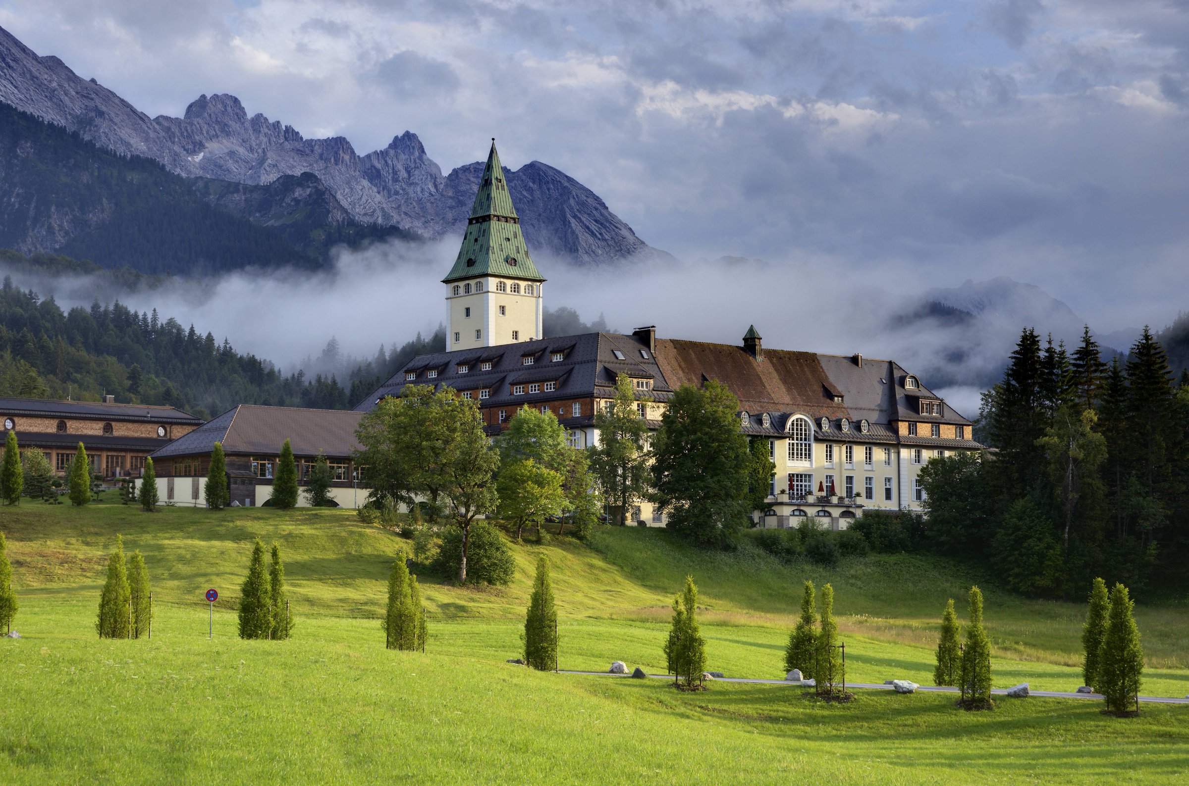 Альпийские страны. Замок Эльмау. Эльмау Германия. Schloss Elmau Бавария. Эльмау Германия отель замок.